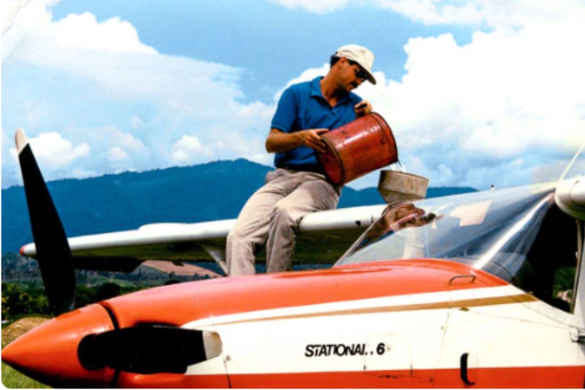 Tim na skrzydle samolotu